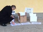 Protest. Pensionerede EU-funktionærer har i dag afleveret 151.000 underskrifter til kommissionen på vegne af en anonym gruppe nuværende ansatte i EU. De vil have José Manuel Barrosos pension fjernet og kræver strammere regler for kommissærers jobskifte. 