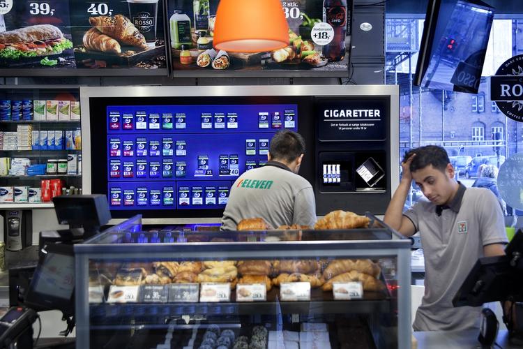 REKLAMEFØRING. Forbrugerrådet Tænk finder 7-elevens cigaretskærme for ulovlige, da de mener, det er tale om reklameføring. 