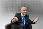 Udvidelse. Gianni Infantino taler for at udvide VM-slutrunderne - for at fiske stemmer, mener kritikere. 