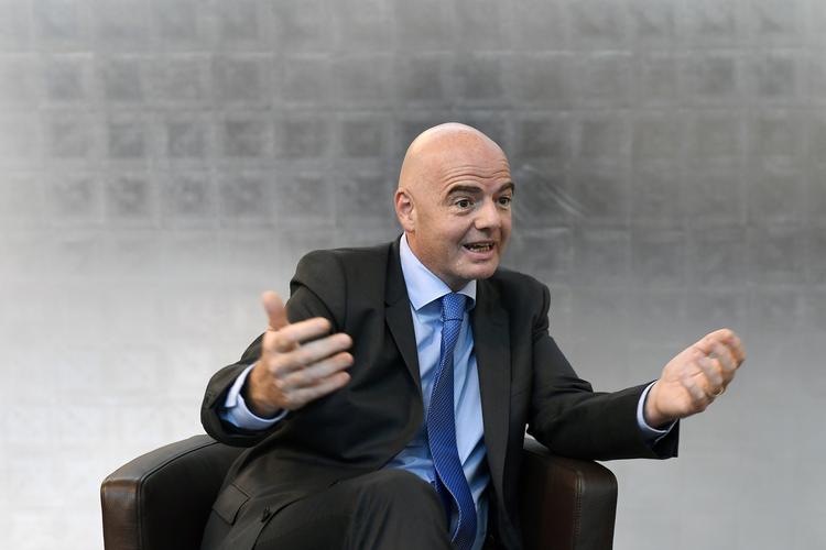 Udvidelse. Gianni Infantino taler for at udvide VM-slutrunderne - for at fiske stemmer, mener kritikere. 