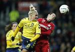 FØRST. Louise Lundsgaard Kristiansen kommer før St. Pölten-spilleren Gina Babicky på Brøndby Stadion onsdag aften. 