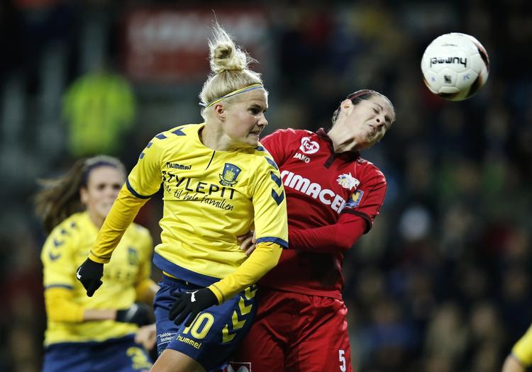 FØRST. Louise Lundsgaard Kristiansen kommer før St. Pölten-spilleren Gina Babicky på Brøndby Stadion onsdag aften. 