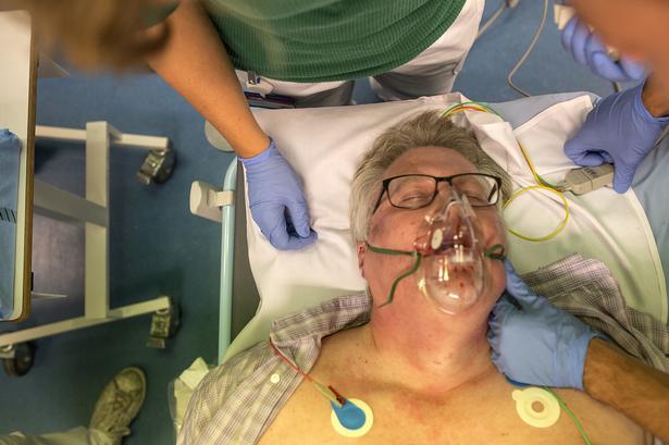 TRAVLHED. Patienterne kom væltende ind på Herlev Hospitals akutmodtagelse onsdag aften. Det var en øvelse. En meget realistisk øvelse. 