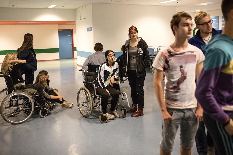 Mens læger og sygeplejersker knoklede for at håndtere de mange kvæstede, så stod nye figuranter klar til at komme styrtende ind på akutmodtagelsen og illudere nye patienter. 
