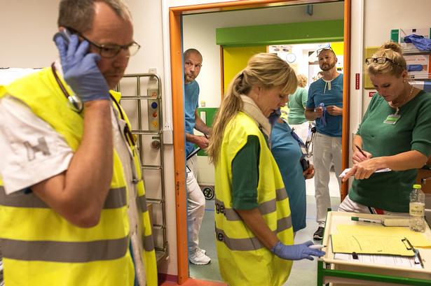 Jo mere travlt, der var, jo mere koncentreret var stemningen hos sygehuspersonalet. Alt skal køre snorlige, når patienterne skal fordeles og behandles. 