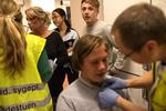 Behandlere tager hånd om de tilskadekomne, som fylder akutmodtagelsen. 