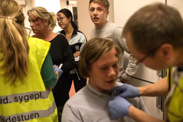 Behandlere tager hånd om de tilskadekomne, som fylder akutmodtagelsen. 