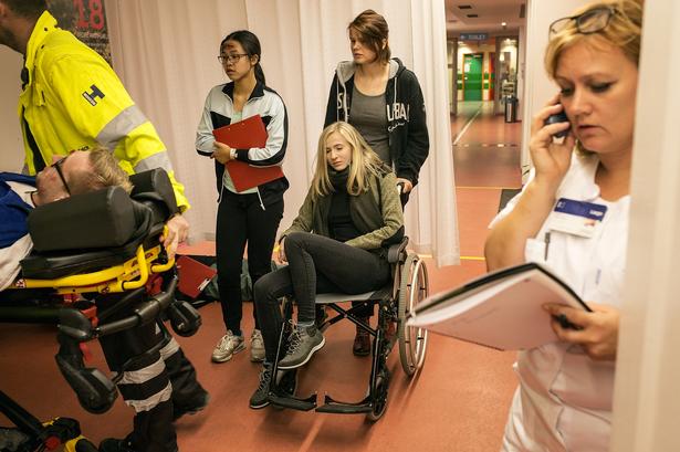 'Patienterne' - frivillige spejdere og andre - brugte en aften på at spille sårede og desperate pårørende den aften, hvor Herlevs læger og sygeplejersker skulle øve sig i det store katastrofeberedskab. 