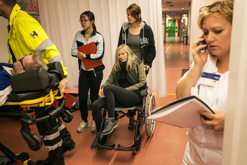 'Patienterne' - frivillige spejdere og andre - brugte en aften på at spille sårede og desperate pårørende den aften, hvor Herlevs læger og sygeplejersker skulle øve sig i det store katastrofeberedskab. 