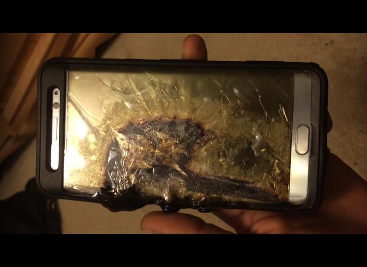 BATTERIMYSTIK. Selv om de havde nogle indledende teorier, ved Samsung tilsyneladende stadig ikke, hvad der får deres Note 7-telefoner til at bryde i brand (Foto: YouTube/Ariel Gonzalez). 