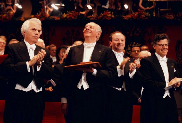 UDVALGT. Dario Fo (anden fra venstre) modtog i 1997 Nobelprisen i Litteratur. 