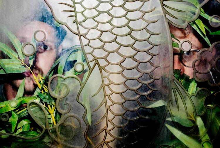 venskab. Benal spiser dumplings på restaurant Royal Garden. Duoen består af Benjamin Hav (til højre) og Albert Wanscher, der begge er i starten af 30'erne. Den ene digter og rapper poetiske tekster med sin dybe bas, den anden står for deres særlige miks af elektronisk musik og hiphop. 