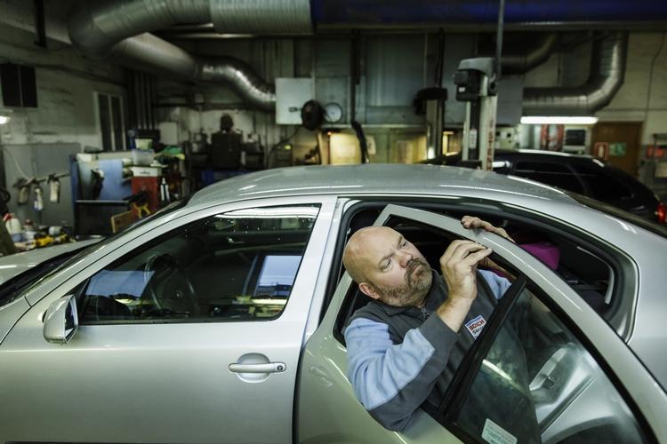 sønnen. Johnny Matiesen, der driver 'Auto-Mathies' sammen med en partner, synes, det kunne have været dejligt, hvis han far, Leif, kunne have oplevet sejren over Skat, inden han døde. 