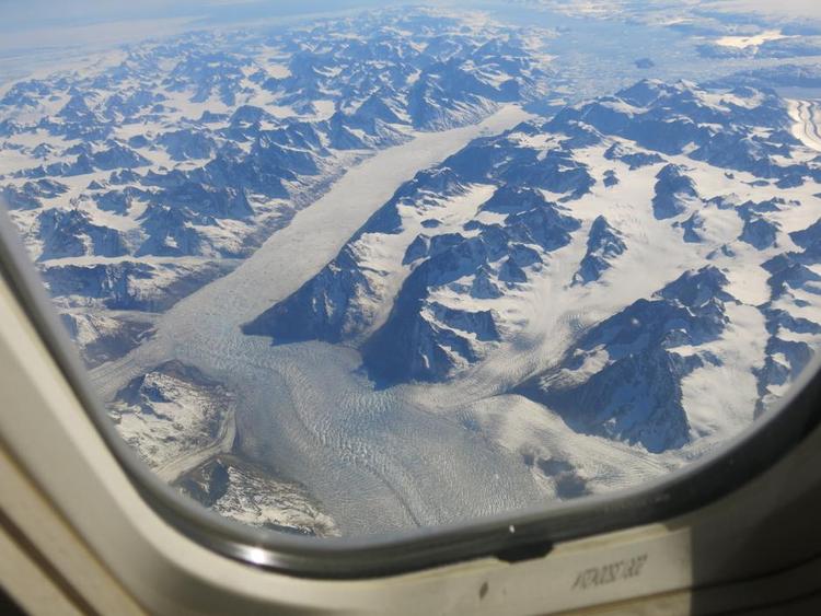 UDSYN. Sådan er udsigten over Grønland fra de dyre sæder i Icelandair-flyet. Og jo også fra de billigste pladser. Bare man sikrer sig en vinduesplads. Foto: Allan Graubæk 