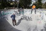 Fællesskab. De to 14-årige venner, Karl Emil Steenhuus (i orange) og Lukas Thorup Lutzen bruger meget tid i skateparken 'Hullet', hvor de både skater og giver en hånd med, når der skal bygges nye ramper. 