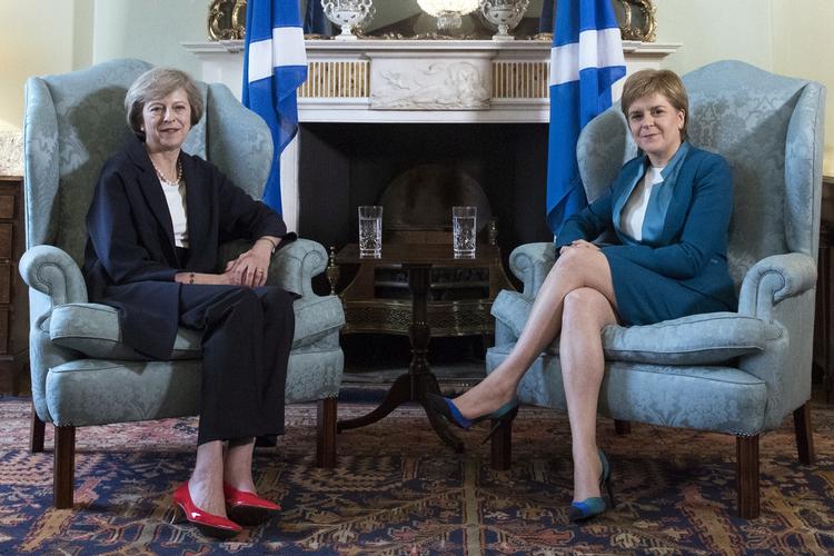Scoxit? Den skotske regeringsleder, Nicola Sturgeon (th), truer med en ny folkeafstemning om skotsk selvstændighed, hvis premierminister Theresa May trækker Storbritannien - og dermed også Skotland - for langt ud af EU. Her ses de to under et møde i Edinburgh i juli, kort efter Mays udnævnelse som ny britisk leder. 