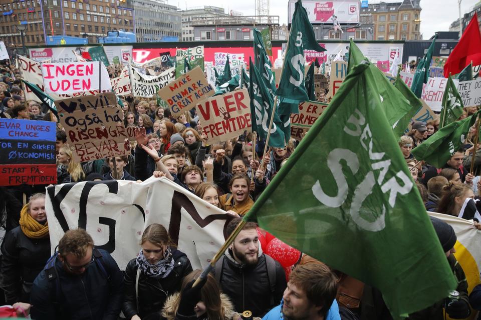 Demonstrationer mod nedskæringer på uddannelse