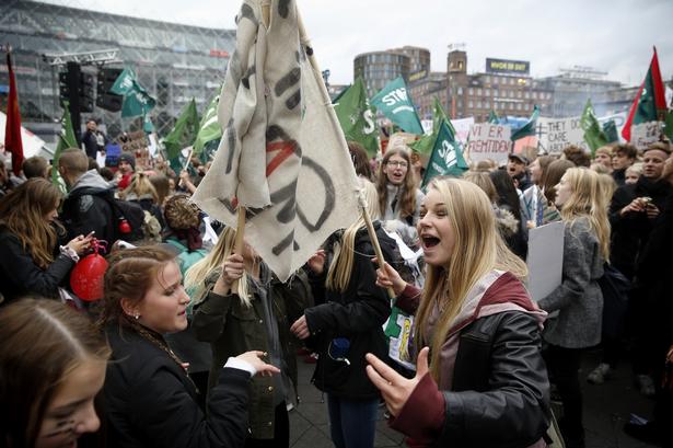 Demonstrationer mod nedskæringer på uddannelse