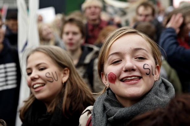 SU. 90 gymnasier nedlagde undervisningen og tusinder af studerende samledes torsdag eftermiddag i København i protest mod planlagte nedskæringer i SU'en. 
