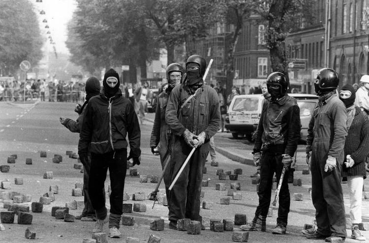 besættelse. Kampen om det besatte hus i Ryesgade i 1986 betød, at bz'erne i en periode havde magten over en del af gaden. Det blev andledning til, at kronikøren vendte bevægelsen ryggen. 