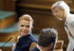 divergens. Inger Støjberg og Ulla Tørnæs (i baggrunden) har hver sin opfattelse af, hvordan man må bruge bopælskrav til at fratage danske statsborgere kontanthjælp og sende dem på den lavere integrationsydelse. 