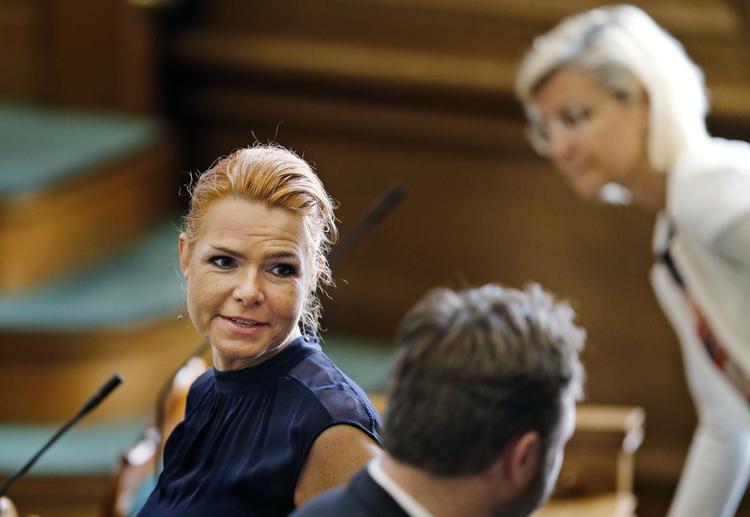 divergens. Inger Støjberg og Ulla Tørnæs (i baggrunden) har hver sin opfattelse af, hvordan man må bruge bopælskrav til at fratage danske statsborgere kontanthjælp og sende dem på den lavere integrationsydelse. 