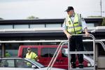 Kontrol. Politiet bruger 450 betjente på at kontrollere grænsen. Det skal blive ved, mener udlændingeminister Inger Støjberg (V). 
