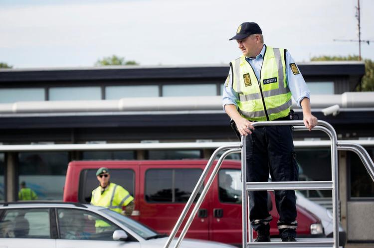 Kontrol. Politiet bruger 450 betjente på at kontrollere grænsen. Det skal blive ved, mener udlændingeminister Inger Støjberg (V). 