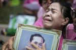 Sorg. Allerede før den thailandske konge Bhumibol Aduyadej var død, var flere tusind mennesker samlet foran Siriraj Hopitalet Bangkok for at bede for deres landsfader. 