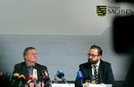 På et pressemøde torsdag skulle fængselsdirektør Rolf Jacob (tv.) og Sachsens justitsminister Sebastian Gemkow (th.) forklare, hvordan det lykkedes en af Tysklands mest bevogtede personer, en mistænkt syrisk terrorist, at tage sit eget liv. 