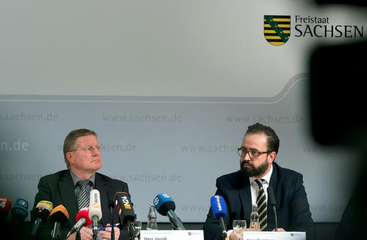 På et pressemøde torsdag skulle fængselsdirektør Rolf Jacob (tv.) og Sachsens justitsminister Sebastian Gemkow (th.) forklare, hvordan det lykkedes en af Tysklands mest bevogtede personer, en mistænkt syrisk terrorist, at tage sit eget liv. 