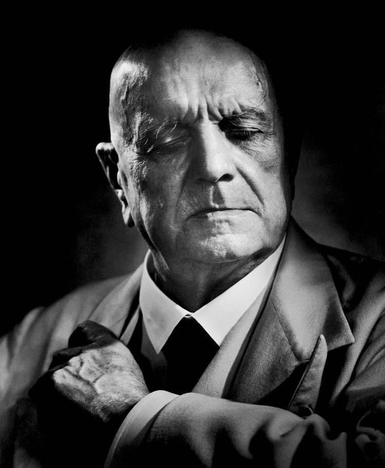 Gåde. Den store finske komponist Jean Sibelius, der skabte mageløs musik men på mange måder levede et tragisk liv, hed egentlig Johan. Men 18 år gammel snuppede han sit franske Jean fra sin afdøde farbrors visitkort. 