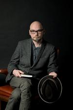 Fornemmelser. Harald Voetmanns betragtninger om Sulpicia-digtene er ikke litteraturhistorieskrivning i videnskabelig forstand, garderer han sig, men »en skønlitterær forfatters spekulationer«. Som forfatter har han ikke, med egen underdrivelse, »andet end fornemmelser at gøre godt med«. Men hvilke spekulationer, og hvilke fornemmelser! 