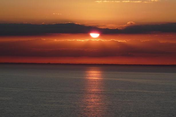 Bornholm. Bornholm i solnedgangens skær er et vidunderligt syn. Nyd det og husk, at øen kaldes for solskinsøen fordi der er flest solskinstimer her. Læserfoto: Frank Juel Pedersen 