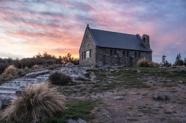 New Zealand. Står du tidligt op ved Lake Tekapo i New Zealand, og indfinder dig en halv time før solopgang ved Old Shepherd Church, belønnes du med en af de smukkeste solopgange i verden, og du har stedet stort set for dig selv. Læserfoto: Hanne Gottrup, Åbyhøj 