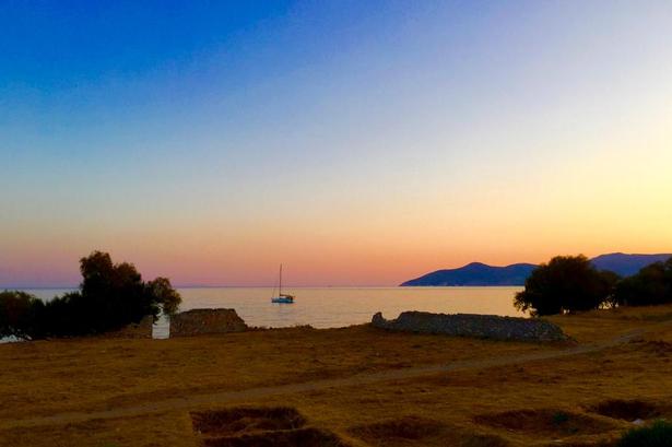 Samos. Solnedgang ved Pythagorio, som man kan nyde hver dag på vej ind til en aften i byen. Og der er ikke to ens, men alle er lige smukke. Læserfoto: Mogens Bjergby 