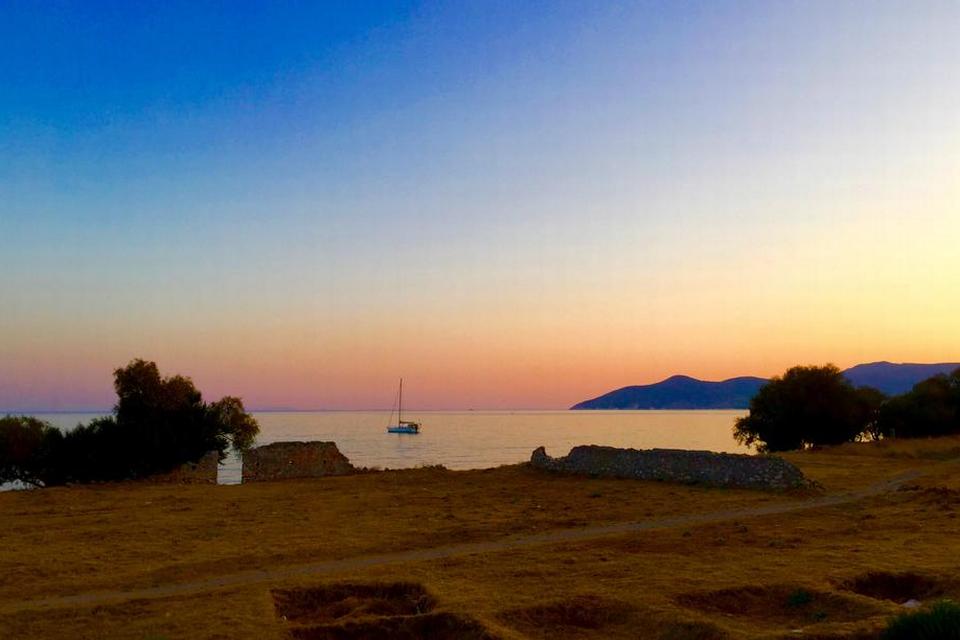 Samos. Solnedgang ved Pythagorio, som man kan nyde hver dag på vej ind til en aften i byen. Og der er ikke to ens, men alle er lige smukke. Læserfoto: Mogens Bjergby 