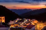 Spanien. Lidt tilfældigt kom jeg til Salares i Andalusien. Jeg lejede tilfældigt det første hus, der så rimeligt ud, og drog fro af sted. Jeg måtte gennem ca. 10.000 sving på vejen op i bjergene, inden jeg svimmel og sulten nåede frem. I selskab med en ’nightcap’ nød jeg den smukke solnedgang og ønskede mig selv tillykke med livets tilfældigheder. Læserfoto: Jens Thillerup 