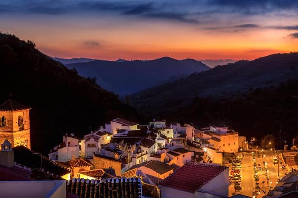 Spanien. Lidt tilfældigt kom jeg til Salares i Andalusien. Jeg lejede tilfældigt det første hus, der så rimeligt ud, og drog fro af sted. Jeg måtte gennem ca. 10.000 sving på vejen op i bjergene, inden jeg svimmel og sulten nåede frem. I selskab med en ’nightcap’ nød jeg den smukke solnedgang og ønskede mig selv tillykke med livets tilfældigheder. Læserfoto: Jens Thillerup 