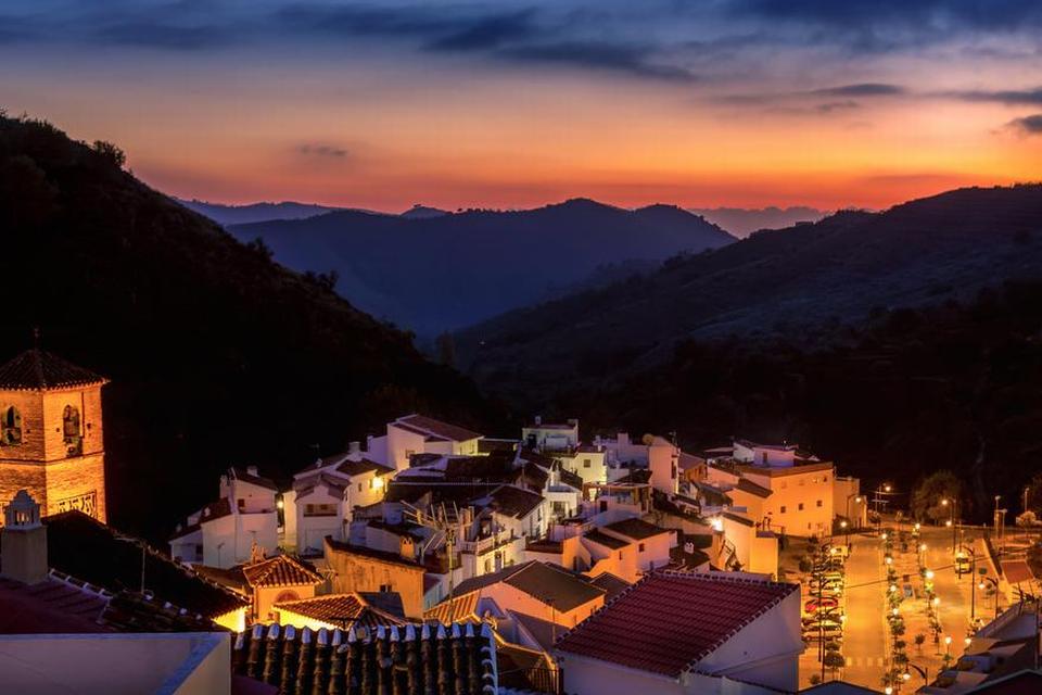 Spanien. Lidt tilfældigt kom jeg til Salares i Andalusien. Jeg lejede tilfældigt det første hus, der så rimeligt ud, og drog fro af sted. Jeg måtte gennem ca. 10.000 sving på vejen op i bjergene, inden jeg svimmel og sulten nåede frem. I selskab med en ’nightcap’ nød jeg den smukke solnedgang og ønskede mig selv tillykke med livets tilfældigheder. Læserfoto: Jens Thillerup 
