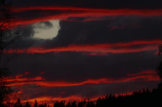 Sverige. Et weekendophold i maj i Isaberg til at øve bjergvandring som forberedelse til sommerferiens strabadser. Her oplevede vi den mest sælsomme solnedgang: ildrøde striber på tværs af skydækket og et lille hul til aftenhimlen. Læserfoto: Jesper V. Kristensen, Vanløse 