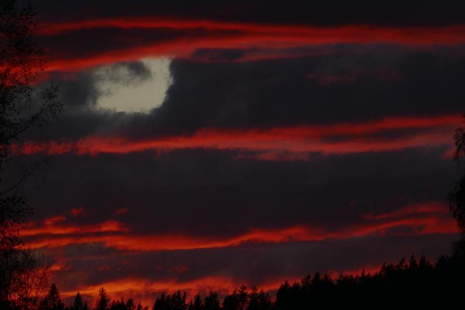 Sverige. Et weekendophold i maj i Isaberg til at øve bjergvandring som forberedelse til sommerferiens strabadser. Her oplevede vi den mest sælsomme solnedgang: ildrøde striber på tværs af skydækket og et lille hul til aftenhimlen. Læserfoto: Jesper V. Kristensen, Vanløse 