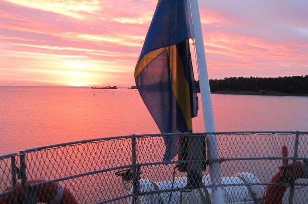 Sverige. Af mange smukke solopgange er det især denne fra en sejltur en sensommer med den gamle kanalbåd ’Diana’ ad Göta kanal fra Stockholm til Göteborg, der står klarest i min erindring. Skibet havde lagt til ved Läckö Slot i Mälaren om aftenen, og afrejsen den næste morgen fandt sted i et rosenrødt skær. Læserfoto: Marianne Madsen, Nyborg 