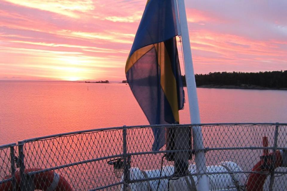 Sverige. Af mange smukke solopgange er det især denne fra en sejltur en sensommer med den gamle kanalbåd ’Diana’ ad Göta kanal fra Stockholm til Göteborg, der står klarest i min erindring. Skibet havde lagt til ved Läckö Slot i Mälaren om aftenen, og afrejsen den næste morgen fandt sted i et rosenrødt skær. Læserfoto: Marianne Madsen, Nyborg 
