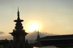 Sydkorea. Solnedgangen ved National Museet i Gyeongju i det østlige Sydkorea. Flot museum med guldsmykker og mange andre gravfund bl. a. fantastiske kongekroner fra Silla dynastiets gravhøje. Læserfoto: Linda Bonnén, København 
