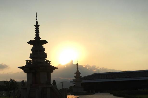 Sydkorea. Solnedgangen ved National Museet i Gyeongju i det østlige Sydkorea. Flot museum med guldsmykker og mange andre gravfund bl. a. fantastiske kongekroner fra Silla dynastiets gravhøje. Læserfoto: Linda Bonnén, København 