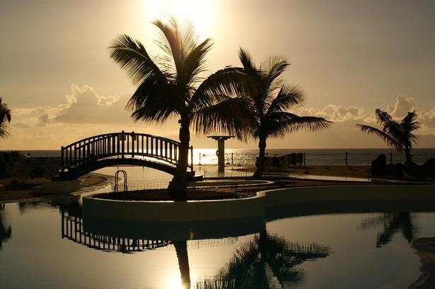 Tenerife. På vej til havnen i Los Gigantes på Tenerife kom jeg en aften ved solnedgang tilfældigt forbi dette badeanlæg uden gæster og fik billedet af denne flotte solnedgang over badeanlæggets spejlblanke vand og med det stille Atlanterhav i baggrunden. Læserfoto: Kurt Wahl, Brønshøj 