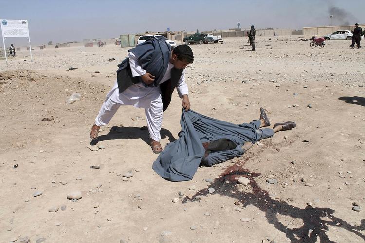 Offensiv. Hovedstaden i helmand er belejret af Taleban. Mandag dræbte en selvmordsbombe flere politifolk, og der er sporadiske kampe inde i byen. 