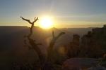 USA. Grand Canyon er i sig selv en fantastisk oplevelse, og en solopgang - fx ved Yaki Point - giver en ekstra dimension. Hvis man har en overnatning i parken, er det absolut værd at stå tidligt op og nyde det særlige farvespil over kløften, når solens første stråler rammer. Det skete allerede kl. 5.39 på billedet. Læserfoto: Lars Hansen, Dyssegaard 