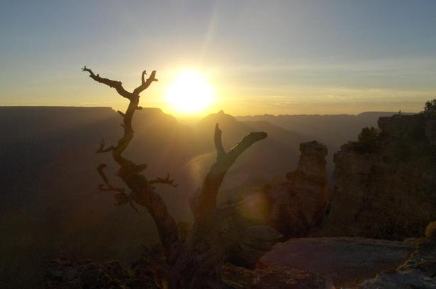 USA. Grand Canyon er i sig selv en fantastisk oplevelse, og en solopgang - fx ved Yaki Point - giver en ekstra dimension. Hvis man har en overnatning i parken, er det absolut værd at stå tidligt op og nyde det særlige farvespil over kløften, når solens første stråler rammer. Det skete allerede kl. 5.39 på billedet. Læserfoto: Lars Hansen, Dyssegaard 